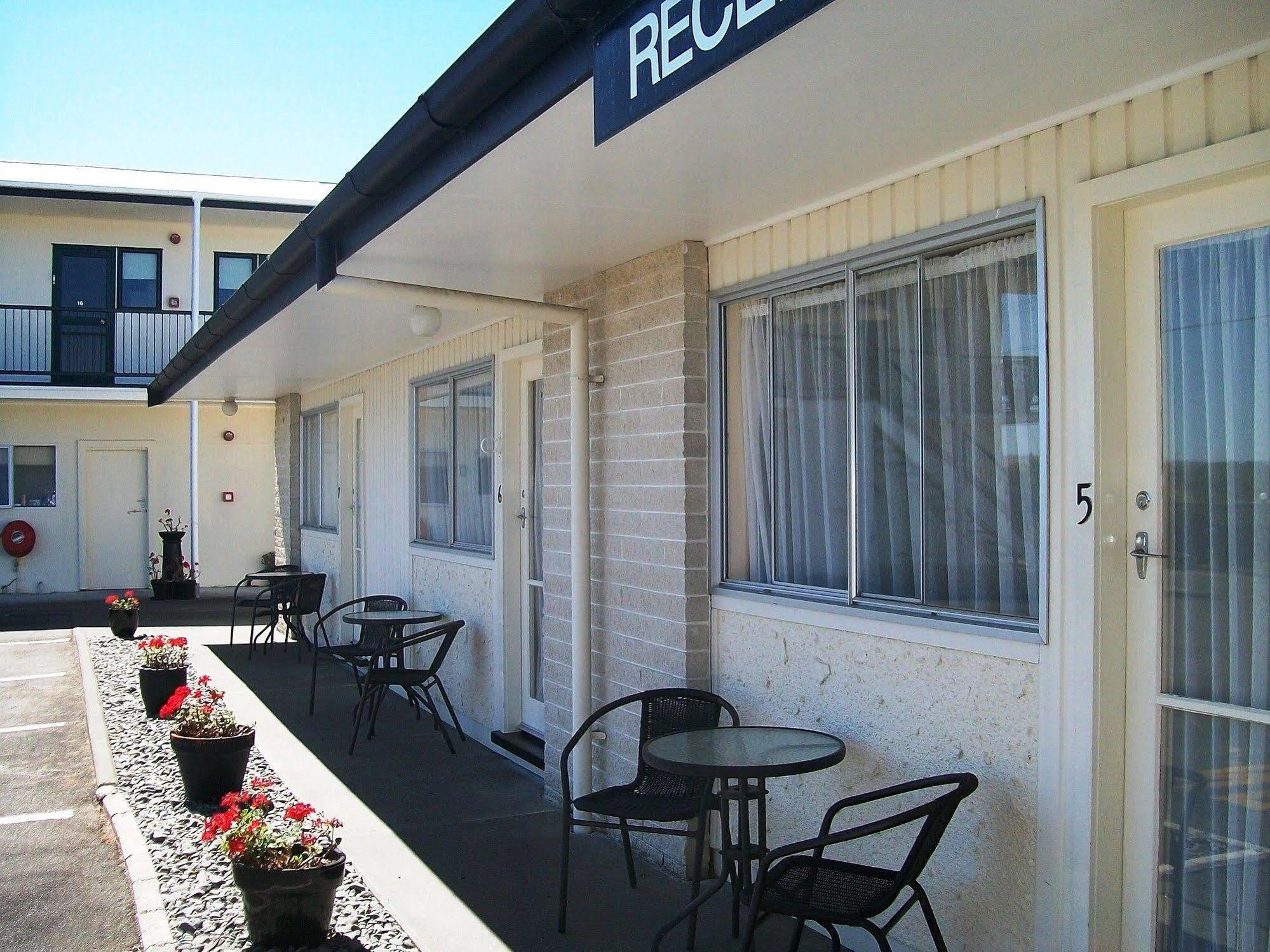 Cedar Court Motel Napier Exterior photo